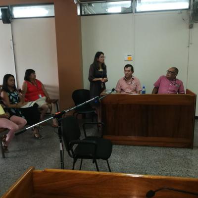 Personas debatiendo en el juzgados