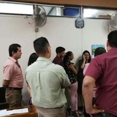 Grupo de personas de pie