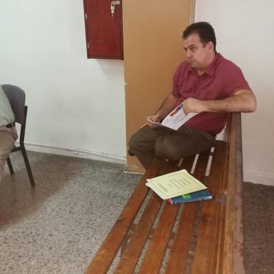 Hombre sentado sosteniendo un documento