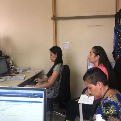 Mujeres trabajando en la oficina