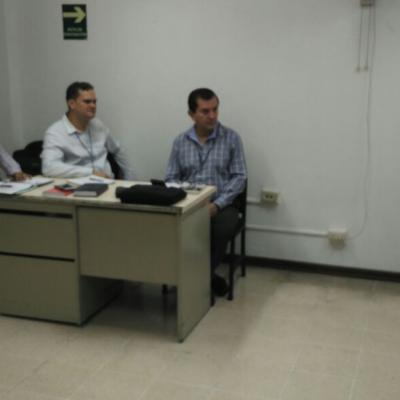 Dos hombres sentados en la oficina