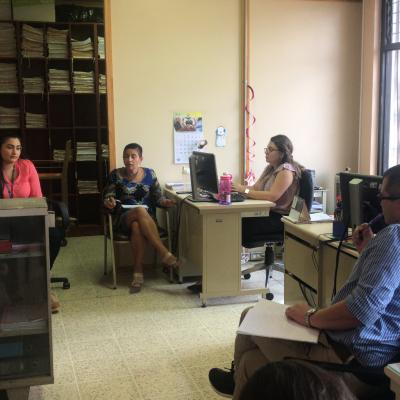 Personas reunidas en la oficina en una reunión de trabajo