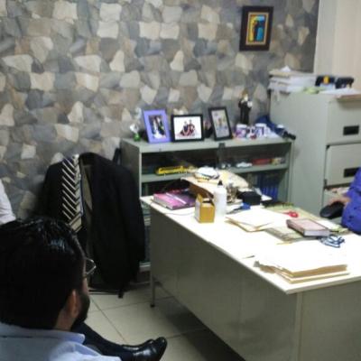 Hombre atendiendo a cuatro personas en su oficina