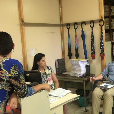 Dos mujeres y un hombre discutiendo en la oficina