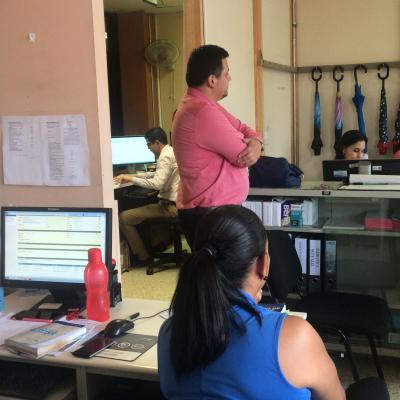 Hombre de pie en la oficina