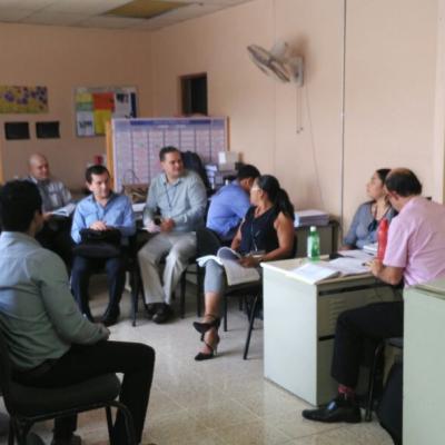 Equipo de trabajo en una reunión en la oficina