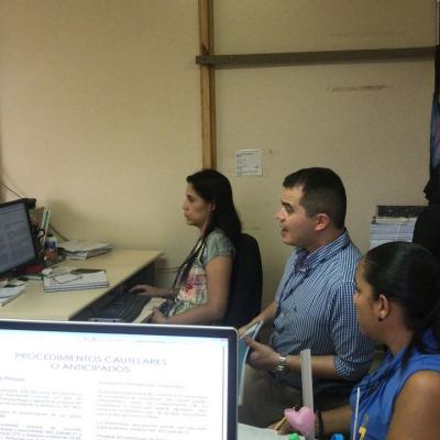 Equipo trabajando en su oficina