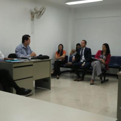 Personas reunidas discutiendo