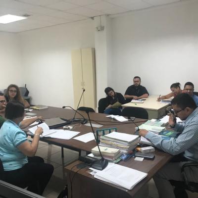 Personas sentadas en la sala de reuniones