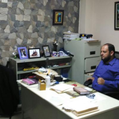 Hombre trabajando en su oficina