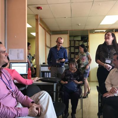 Grupo de personas dialogando