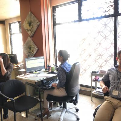 Personas trabajando en su escritorio