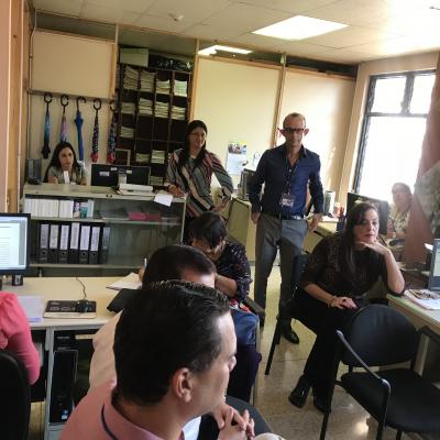 Grupo de personas reunidas en la oficina 