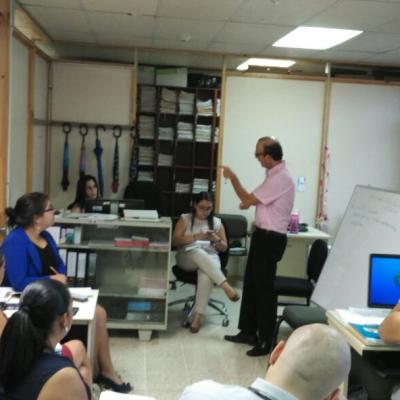 Equipo de trabajo recibiendo una capacitación