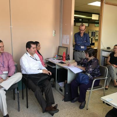 Personas reunidas en la oficina