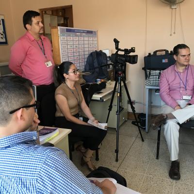 Mujer utilizando una cámara profesional durante una reunión