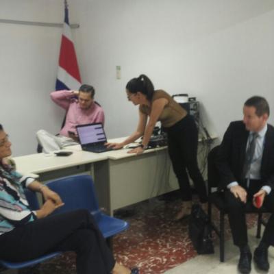 Mujer utilizando una computadora portátil