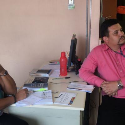 Hombre y mujer sentados en el escritorio