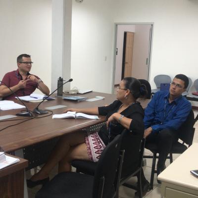 Grupo de personas reunidas en la sala de reuniones