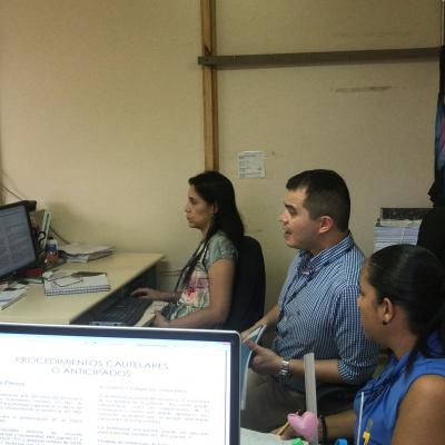 Personas trabajando en su oficina