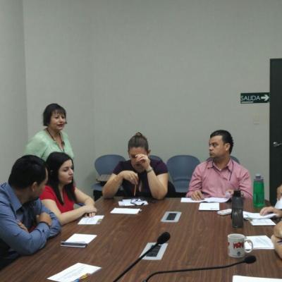 Grupo de personas en una sala de reuniones