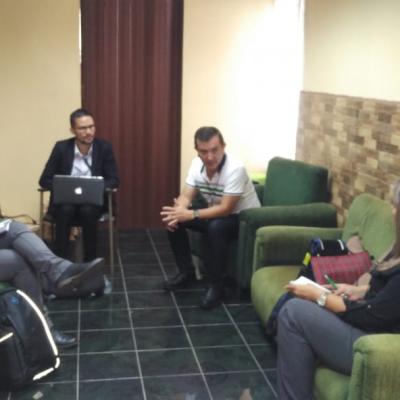 Grupo de personas conversando en sala