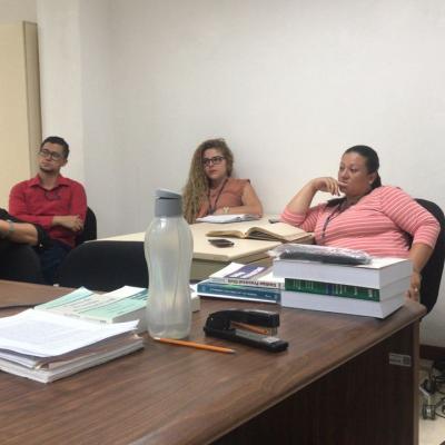 Tres personas sentadas en la oficina