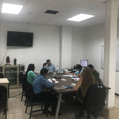 Personas discutiendo en una sala de reuniones
