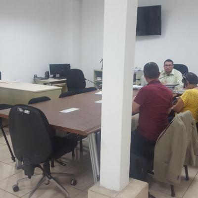 Personas sentadas en una sala de reuniones