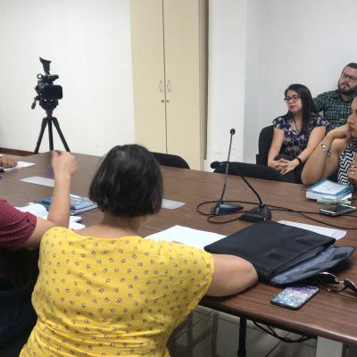 Personas reunidas en una sala de reuniones