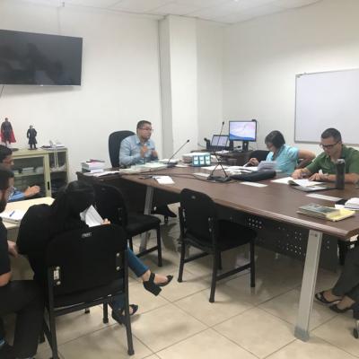 Personas trabajando en su oficina