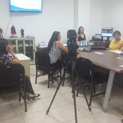 Personas sentadas discutiendo en la oficina