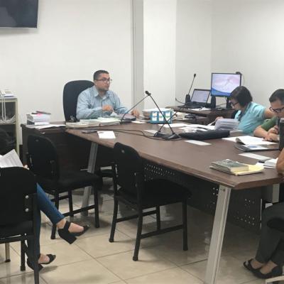 Equipo de trabajo discutiendo en la sala de reuniones