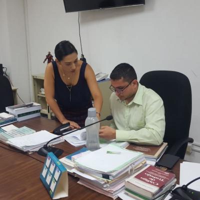 Mujer explicándole a su compañero de trabajo