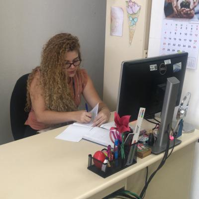 Mujer leyendo unos documentos en su escritorio