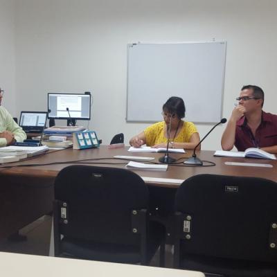 Tres personas en la mesa de reuniones