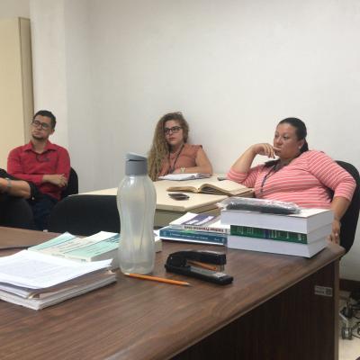 Dos mujeres y un hombre sentados en la oficina