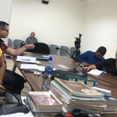 Hombres reunidos en una sala de reuniones