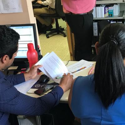 Hombre y mujer revisando unos documentos