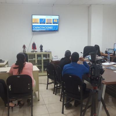 Grupo de trabajo observando un monitor 