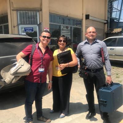 Dos hombres y una mujer sonriendo 