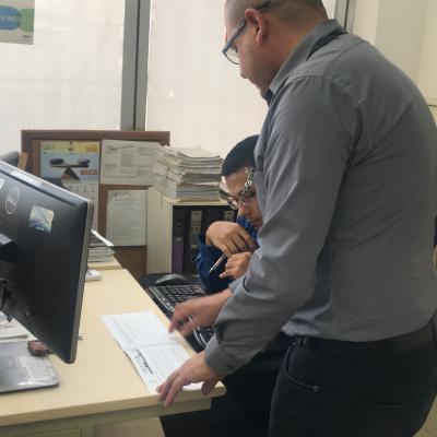 Hombre de pie explicando a su compañero en la oficina