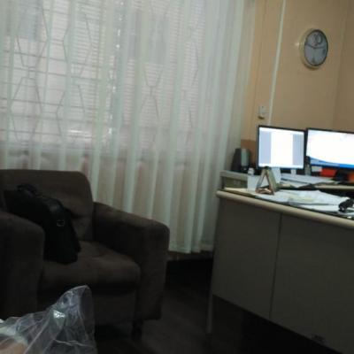 Sala de reuniones con escritorios
