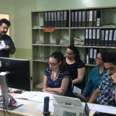 Grupo de personas reunidas en oficina