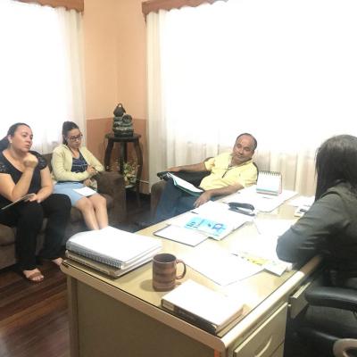 Grupo de personas reunidas en oficina