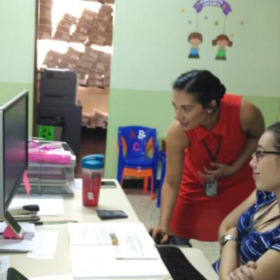 Dos mujeres discutiendo información en la computadora