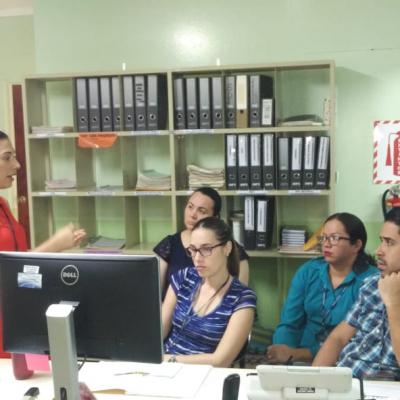Grupo de personas reunidos en oficina