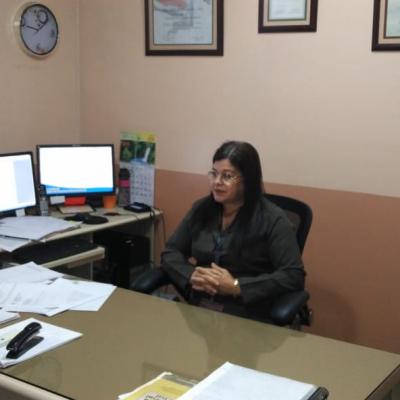 Mujer sentada en su escritorio