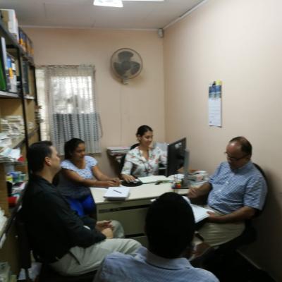 Grupo de personas reunidas trabajando en oficina