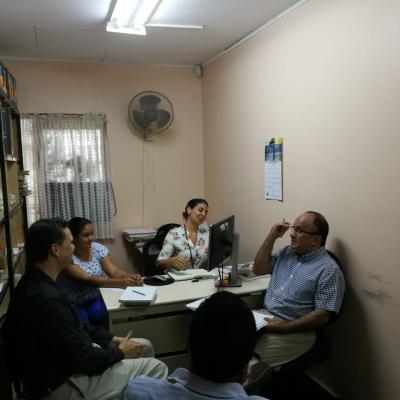 Grupo de personas reunidas trabajando en oficina